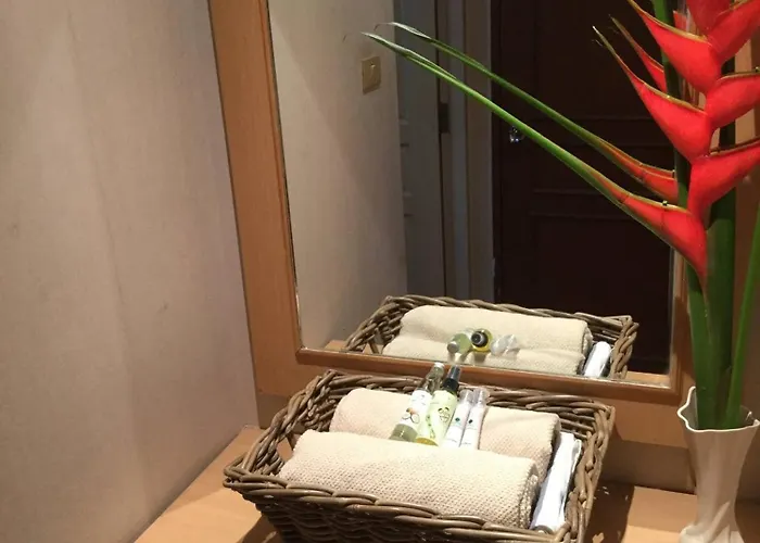 1br With Pool Gym Near Bts Phrom Phong *