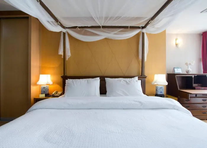 1br With Pool Gym Near Bts Phrom Phong